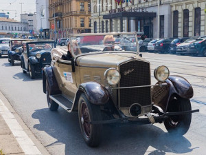FOTO: Víkend v Brně patřil historickým vozům. Obdivovat je přišly stovky lidí