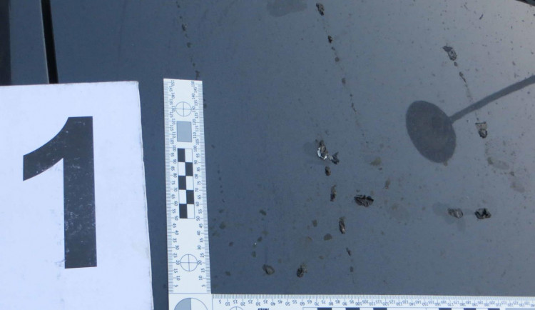 Vandal poničil auta