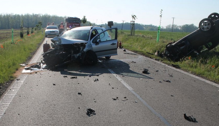 FOTO: Mladý řidič nesmyslně předjížděl kamion, čelně se srazil s dalším autem a zranil řidičku