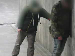 VIDEO: V brněnském podchodu usnul muž ve stoje, jeho peněženka skončila během minut v kapse zloděje
