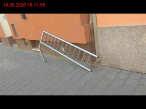 FOTO: Bulharský kamioňák neodhadl výši mostu v Brně, při couvání porazil zábradlí a kočárek s dítětem