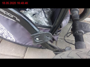 FOTO: Bulharský kamioňák neodhadl výši mostu v Brně, při couvání porazil zábradlí a kočárek s dítětem