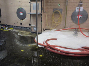 VIDEO: Celníci vylili čtrnáct tisíc litrů Starobrna do kanálu