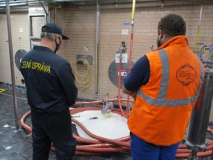 VIDEO: Celníci vylili čtrnáct tisíc litrů Starobrna do kanálu