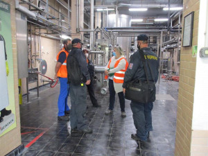 VIDEO: Celníci vylili čtrnáct tisíc litrů Starobrna do kanálu