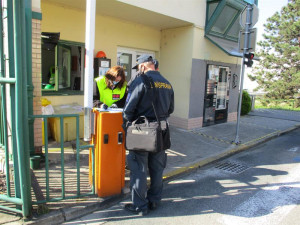 VIDEO: Celníci vylili čtrnáct tisíc litrů Starobrna do kanálu