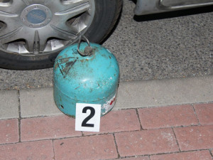 VIDEO: Ženu v Brně dopálil vařič, propanbutanovou bombu začala házet po autech