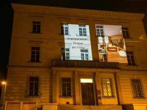 FOTO: Aktivisté promítali na budovu brněnského magistrátu porno