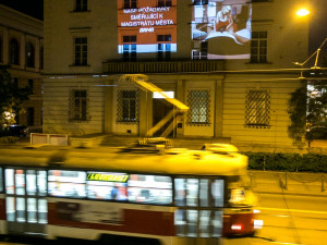 FOTO: Aktivisté promítali na budovu brněnského magistrátu porno