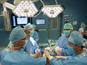 Brněnským lékařům se podařilo provést unikátní operaci obou kolenních kloubů zároveň
