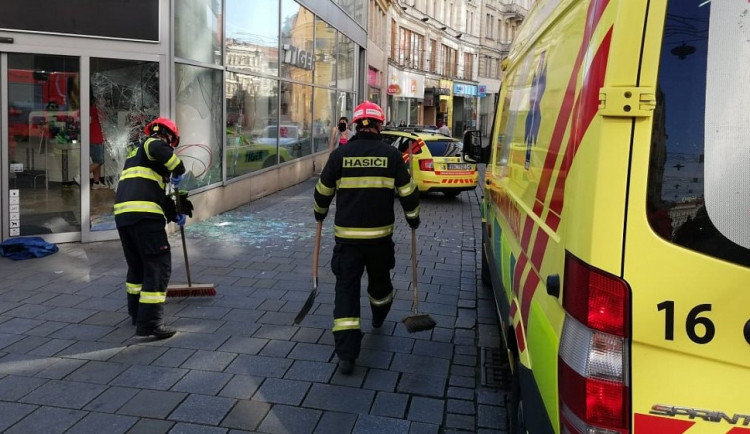 V brněnském centru poranilo auto bez řidiče ženu
