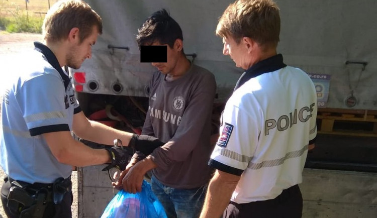 Migranti se tři dny drželi pod návěsem kamionu, na jižní Moravě to vzdali a opustili úkryt