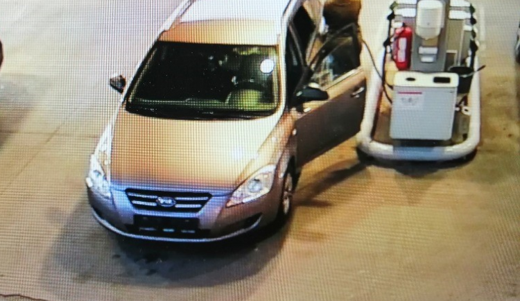 Neznámý řidič si v Liberci tankuje plnou, ale odjíždí bez placení. Policie se obrací na veřejnost