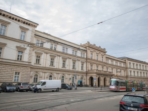 Nemocnice v Brně ani Vyškově návštěvy nepovolí, Znojmo jen některé dny