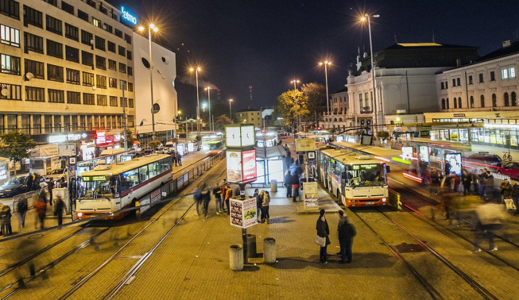 Muže vyhodili z nočního rozjezdu. Pak se pokusil dát pěstí strážníkovi a skočit z mostu do Svratky