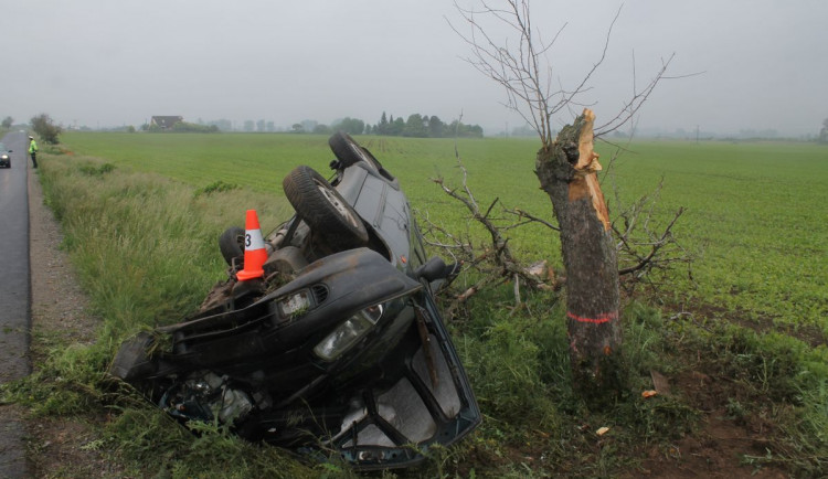 FOTO: Felicia vylétla ze silnice a přerazila strom vejpůl. Řidička jako zázrakem přežila