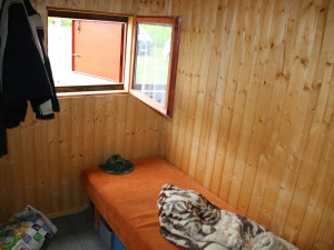 FOTO: Mladík si udělal z chatařské kolonie hotelový resort s jídelnou