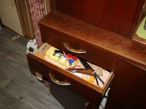 FOTO: Mladík si udělal z chatařské kolonie hotelový resort s jídelnou