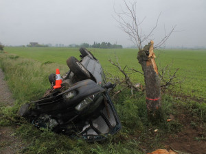 FOTO: Felicia vylétla ze silnice a přerazila strom vejpůl. Řidička jako zázrakem přežila
