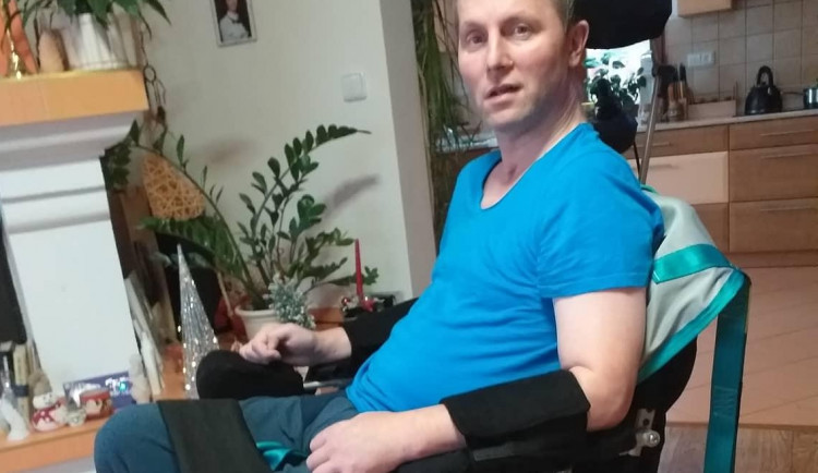 Bývalý záchranář skončil po mozkové příhodě na vozíku. Veřejná sbírka mu má pomoci zaplatit rehabilitace