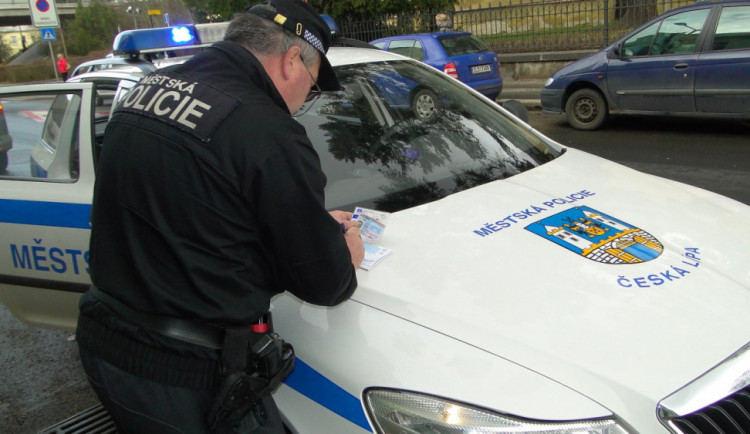 V baru došlo ke konfliktu kvůli květináčům. Jeden štamgast skončil na policejní služebně