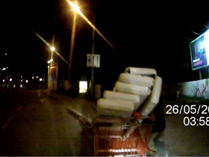 Muž tlačil na Starém Brně z posledních sil vozík s nakradeným kovem, na kamerách ho přitom pozorovali strážníci