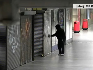 VIDEO: Za 13 sekund stihl neznámý muž poničit stánek nápisem. Sprejer byl rychlý, policie ale byla rychlejší