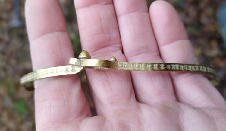 Nezvyklý nález, který zamotal archeologům hlavu. V lese u Brna našli zlatý náhrdelník z doby římské