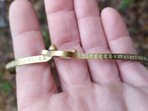 Nezvyklý nález, který zamotal archeologům hlavu. V lese u Brna našli zlatý náhrdelník z doby římské
