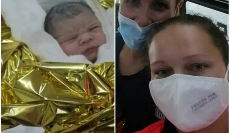 Malé Lauře se do porodnice nechtělo. Na svět se vydala v sanitce na polní cestě
