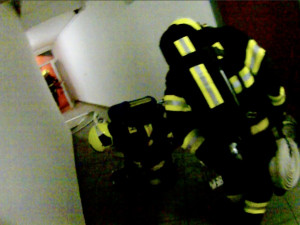 V Králově poli začal včera večer hořet byt, hasiči museli evakuovat 13 lidí