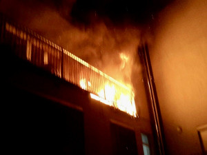 V Králově poli začal včera večer hořet byt, hasiči museli evakuovat 13 lidí