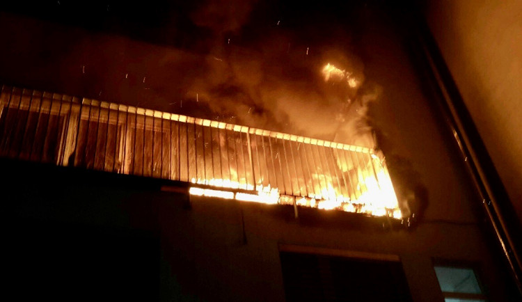 V Králově poli začal včera večer hořet byt, hasiči museli evakuovat 13 lidí