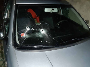 Maskovaný vandal přijel o půlnoci rozmlátit majiteli před dům jeho auto