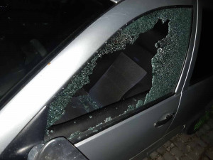 Maskovaný vandal přijel o půlnoci rozmlátit majiteli před dům jeho auto