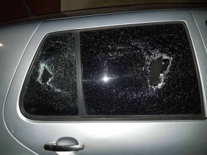 Maskovaný vandal přijel o půlnoci rozmlátit majiteli před dům jeho auto