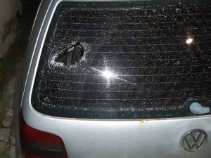 Maskovaný vandal přijel o půlnoci rozmlátit majiteli před dům jeho auto