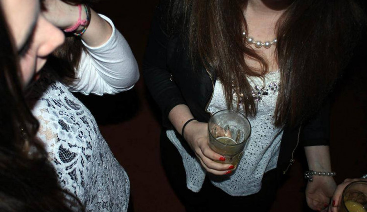 Mladým lidem už alkohol nechutná jako dřív