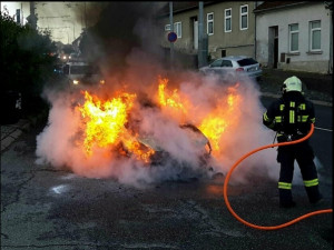 V Komíně vzplálo auto, hasiči se jeho motor snažili uhasit 20 minut