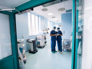 Fakultní nemocnice v Brně uzavřela jedno lůžkové oddělení, personál se nakazil od pacienta koronavirem