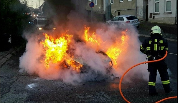 V Komíně vzplál motor auta