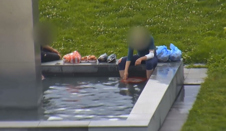 VIDEO: Muž se ženou omývali ve fontáně u Janáčkova divadla osm kilo masa před grilovačkou