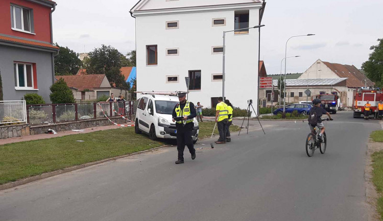 Opilý cizinec za volantem nedal na Brněnsku přednost, jeho auto smetlo skupinu chodců