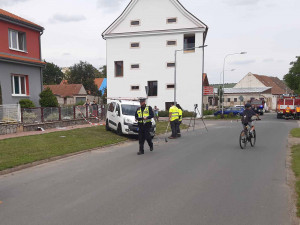 Opilý cizinec za volantem nedal na Brněnsku přednost, jeho auto smetlo skupinu chodců