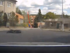 VIDEO: Motorkář ujížděl policii na kradeném stroji. Po havárii se snažil utéct pěšky, po policistech hodil helmu