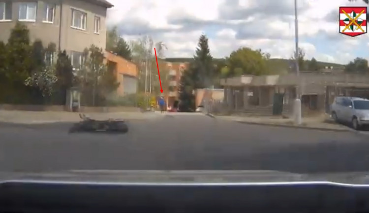 Po havárii se motorkář snažil utéct po svých