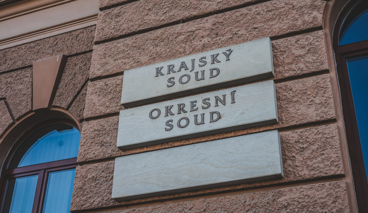 Krajský soud zrušil rozsudek policistovi, který měl při výslechu údajně mučit muže