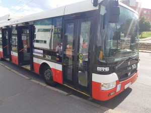 Opilý muž bez roušky prokopl v Brně dveře autobusu. Nadýchal přes tři promile