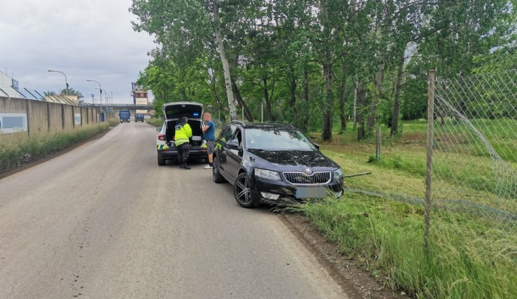 Řidič kličkoval na silnici zleva doprava, skončil v plotu. Strážníci mu naměřili téměř dvě promile