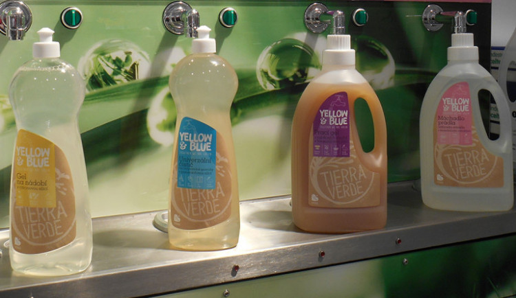 V dm drogerii mohou lidé nakoupit „bezobalově“. Prodejna spouští plnicí stanice i v krajských městech